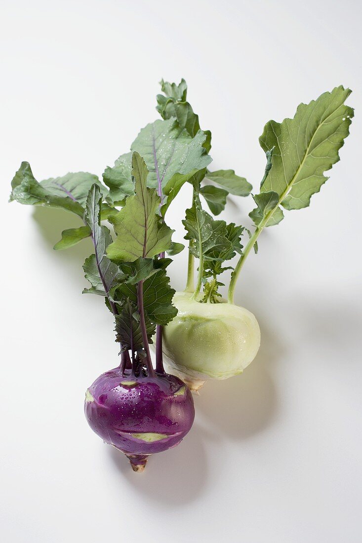 Two kohlrabi (green and purple) with leaves