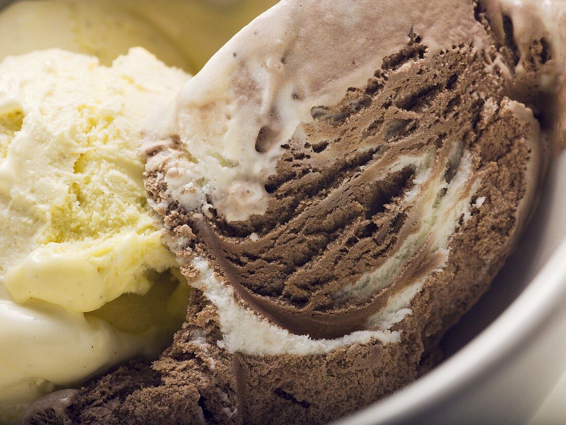 Vanilla and chocolate ice cream (close-up)