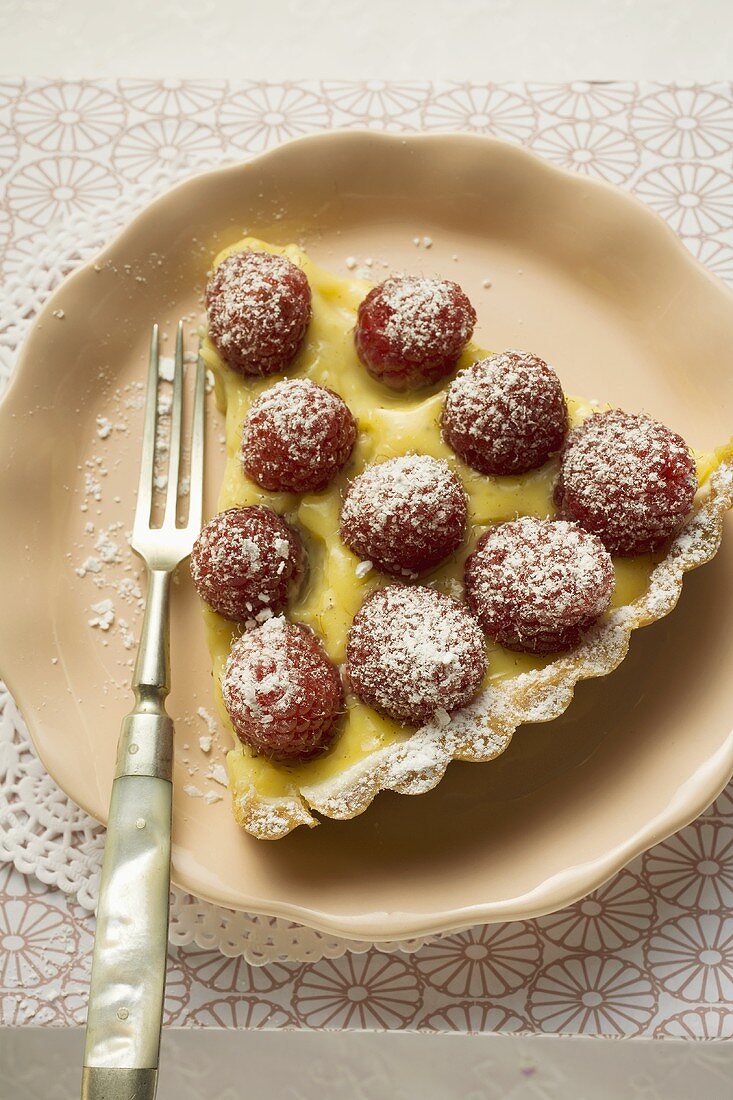 Stück Himbeertarte mit Vanillecreme