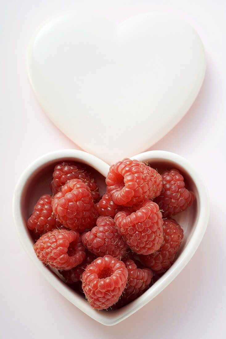 Himbeeren in herzförmiger Schale