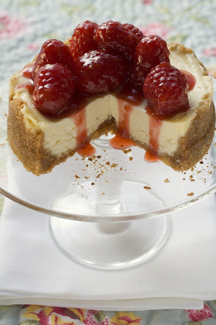 Käsekuchen mit Himbeeren, angeschnitten