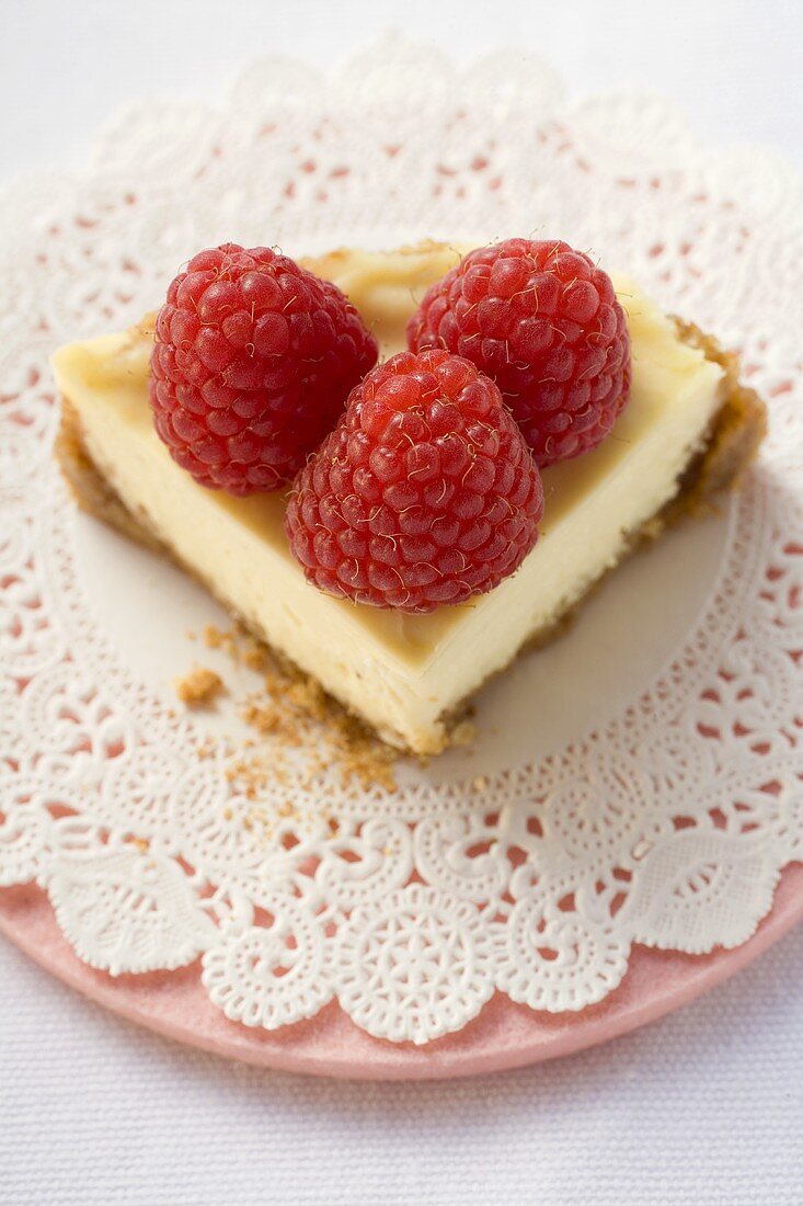 Stück Käsekuchen mit Himbeeren