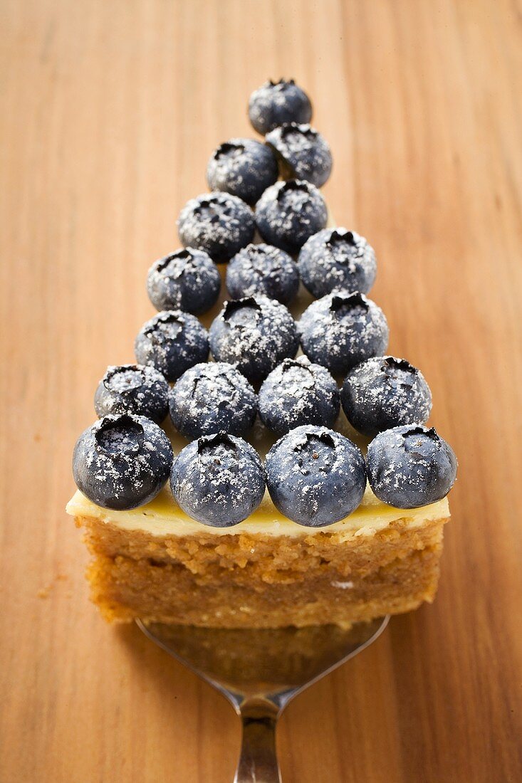 Stück Käsekuchen mit Heidelbeeren