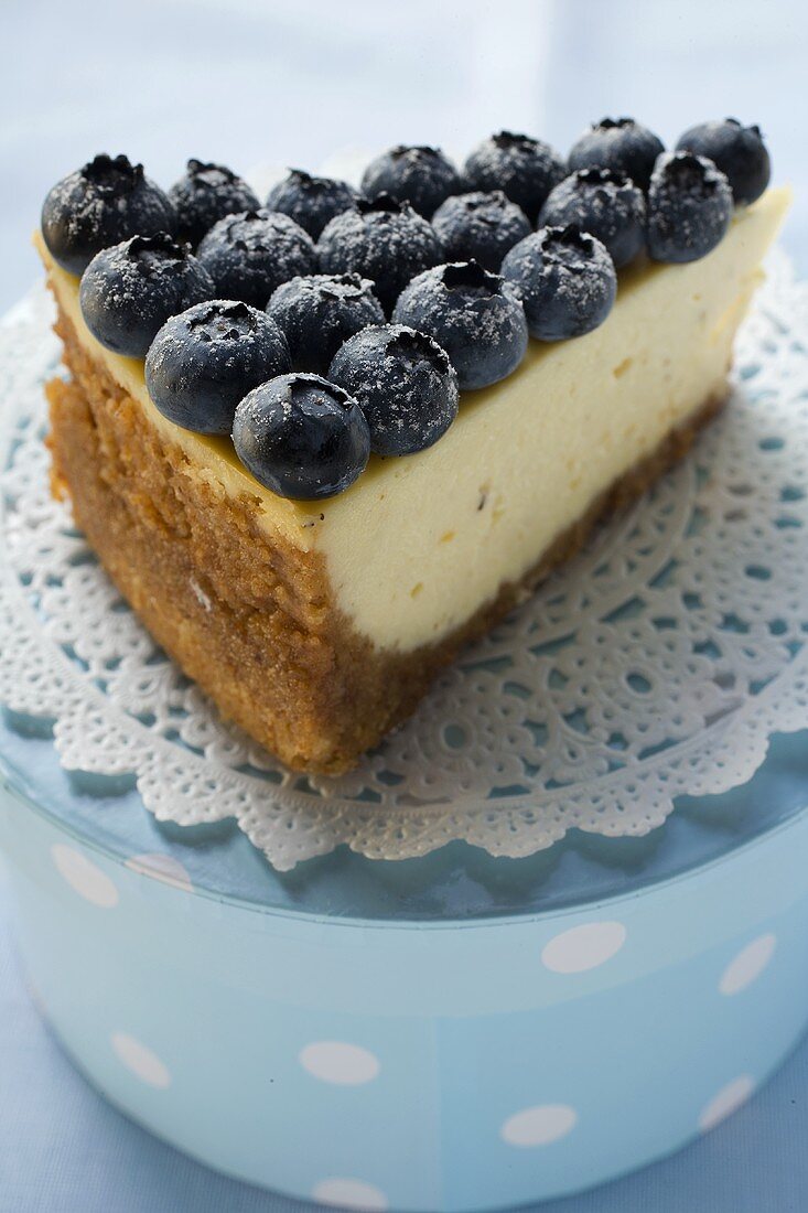 Stück Käsekuchen mit Heidelbeeren