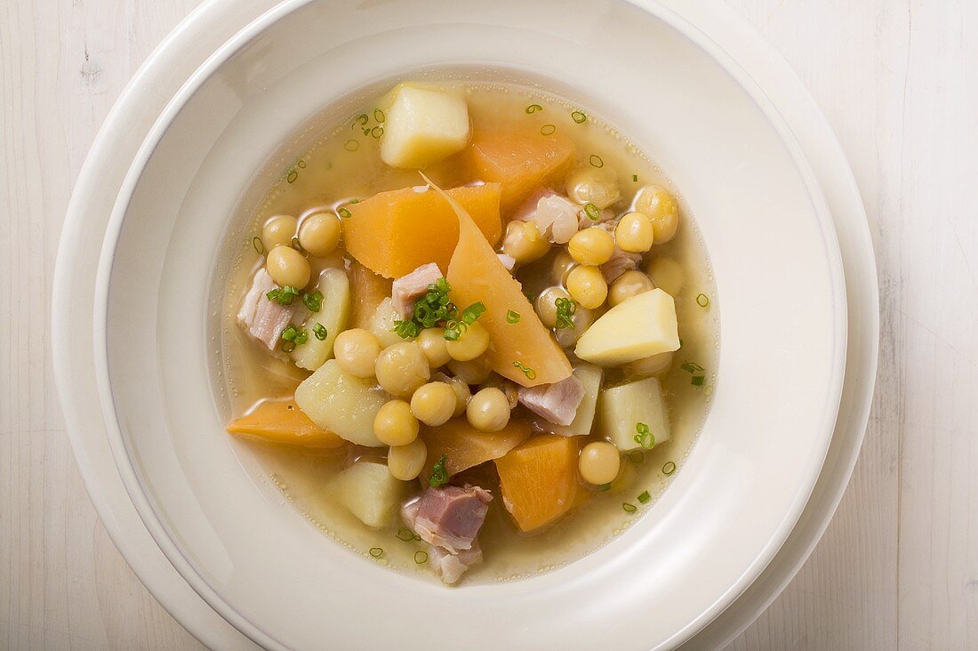 Steckrübeneintopf mit weissen Bohnen und Speck