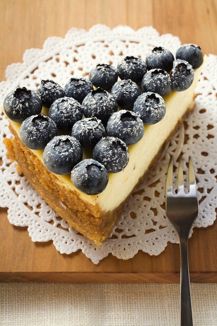 Stück Käsekuchen mit Heidelbeeren