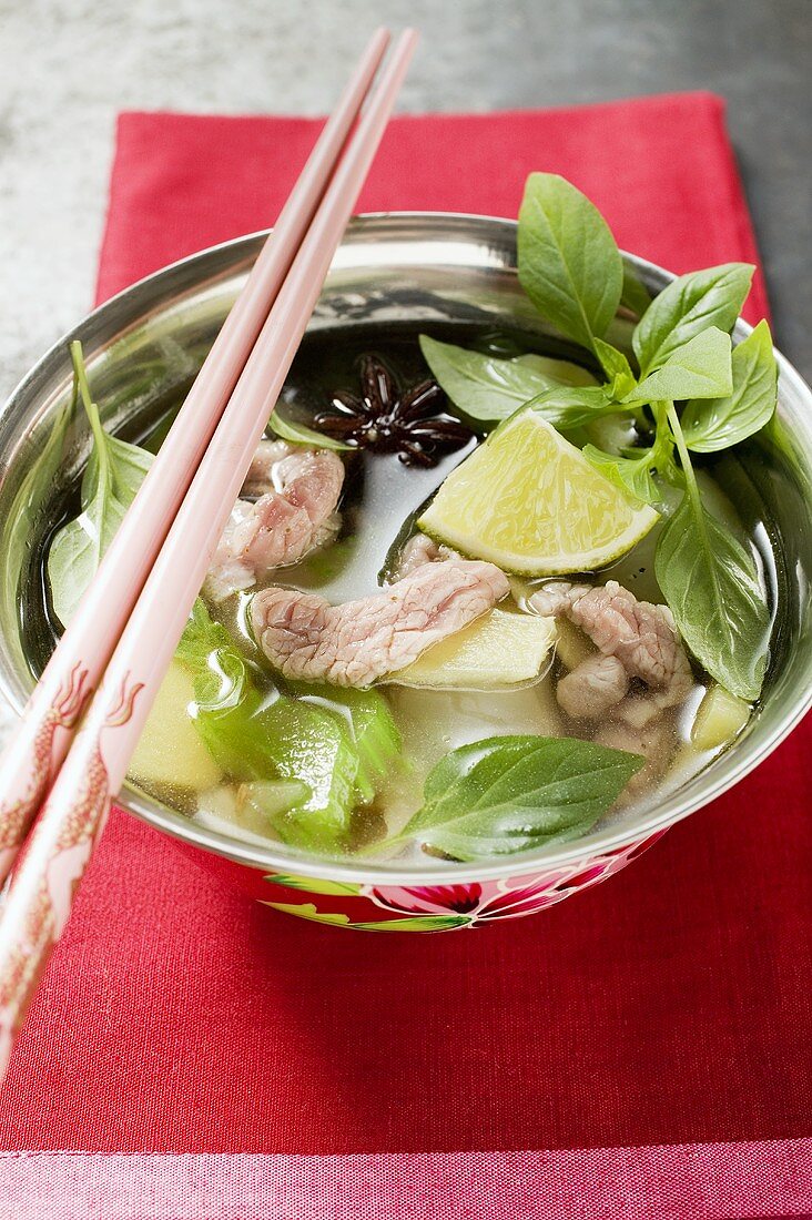 Puten-Zitronengras-Suppe mit Limetten, Thaibasilikum (Asien)