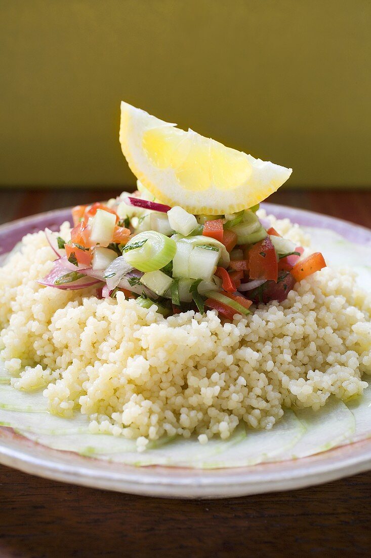 Couscous auf Gurkenscheiben mit Zwiebeln, Lauch und Paprika