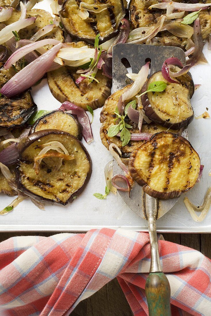 Gegrillte Auberginen mit Zwiebeln