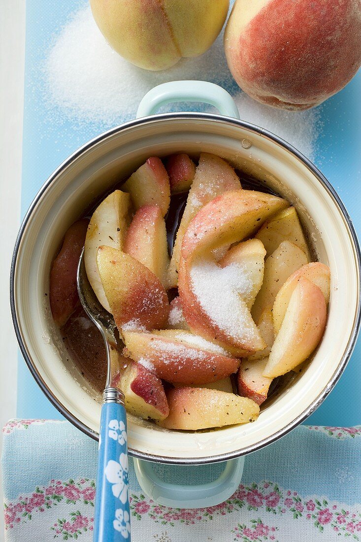 Gezuckerte Pfirsiche im Kochtopf