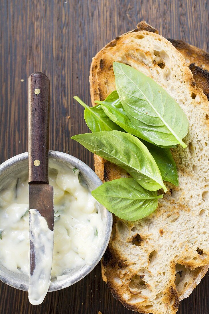 Basilikum-Mayonnaise und getoastetes Brot