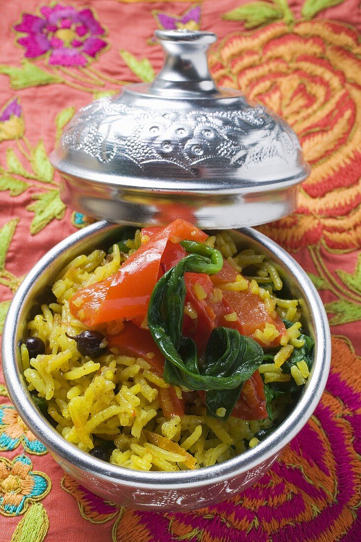 Saffron rice with currants, spinach and peppers (India)