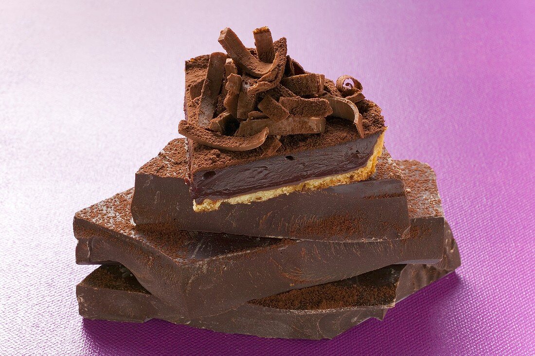 Stück Schokoladentorte auf Schokoladenstücken