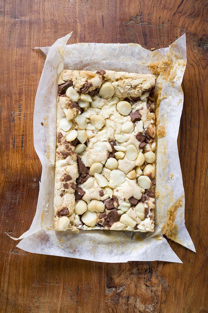 Schokokuchen mit Macadamianüssen im Backpapier