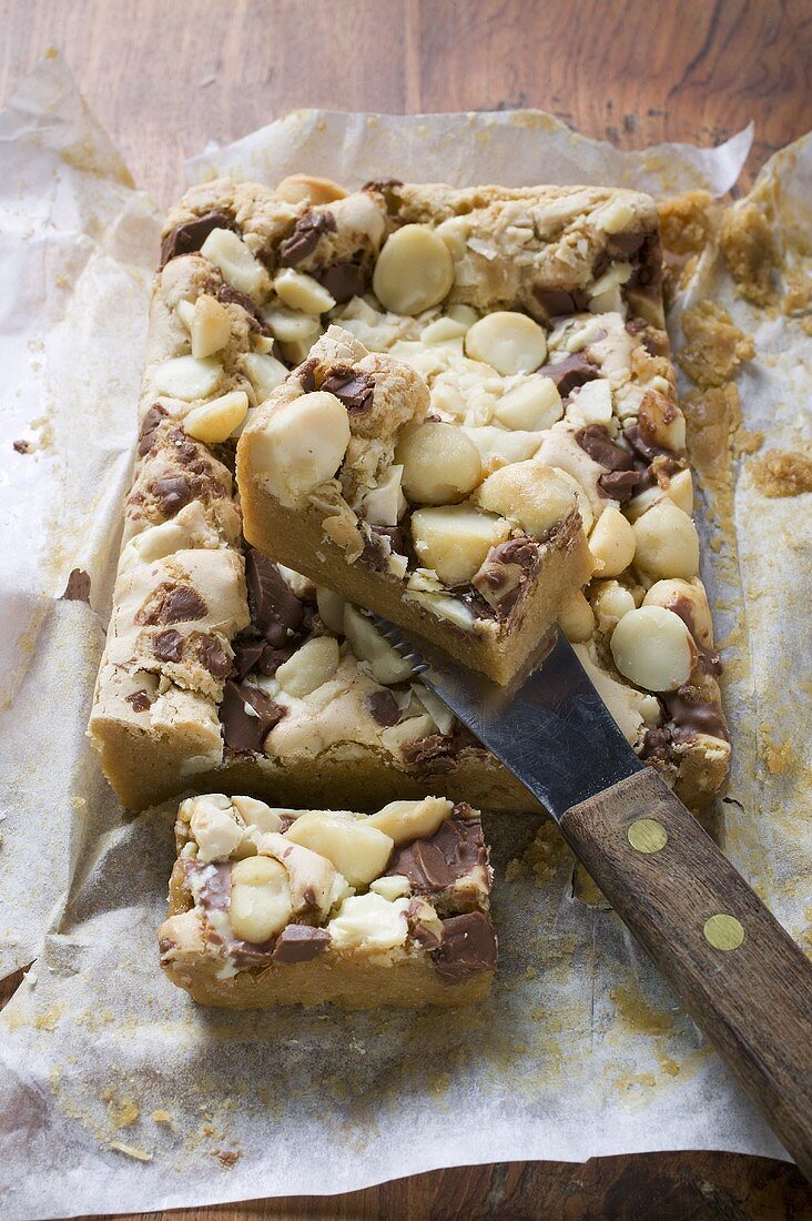 Schokokuchen mit Macadamianüssen, angeschnitten