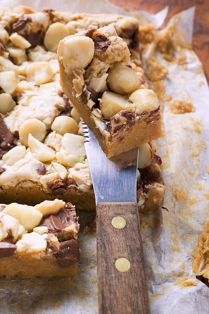 Schokokuchen mit Macadamianüssen, angeschnitten