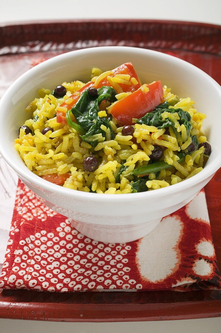 Saffron rice with currants, spinach and peppers (India)