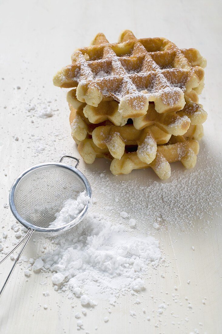 Kleine Waffeln mit Puderzucker