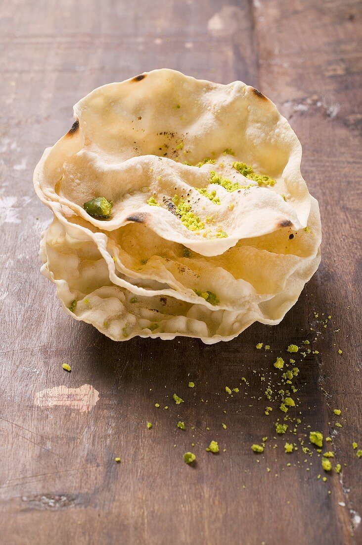 Poppadams with grated pistachios (India)