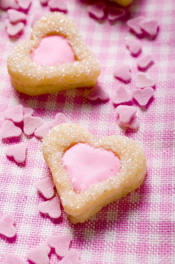 Herzförmige Plätzchen mit rosa Glasur zum Valentinstag