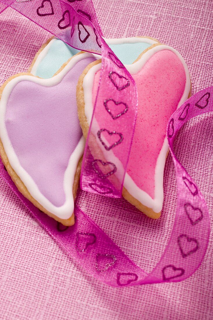 Drei herzförmige Plätzchen mit Zuckerglasur zum Valentinstag