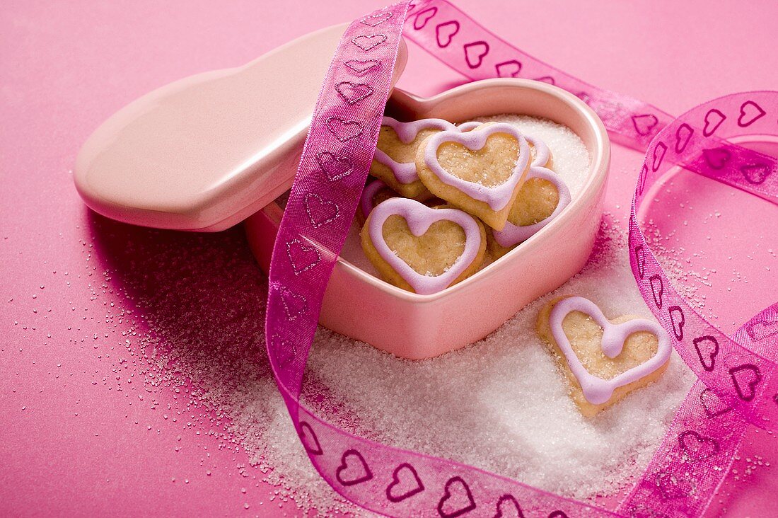 Kleine herzförmige Plätzchen in Zuckerdose zum Valentinstag