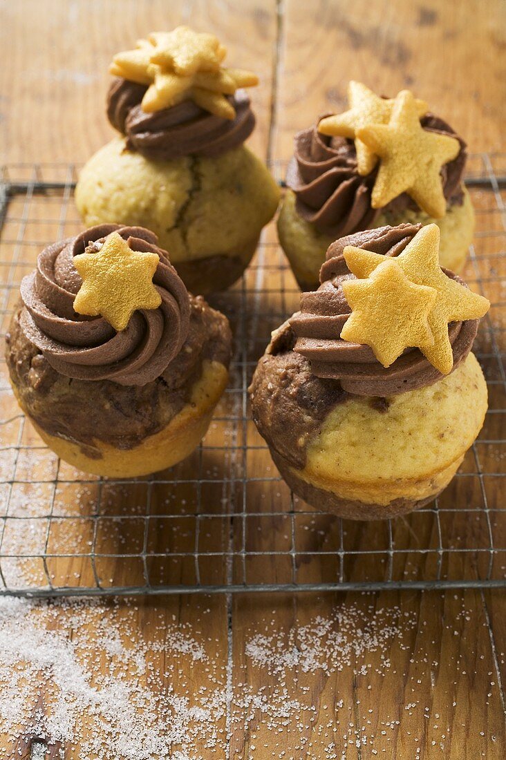 Vier Christmas Muffins auf Kuchengitter