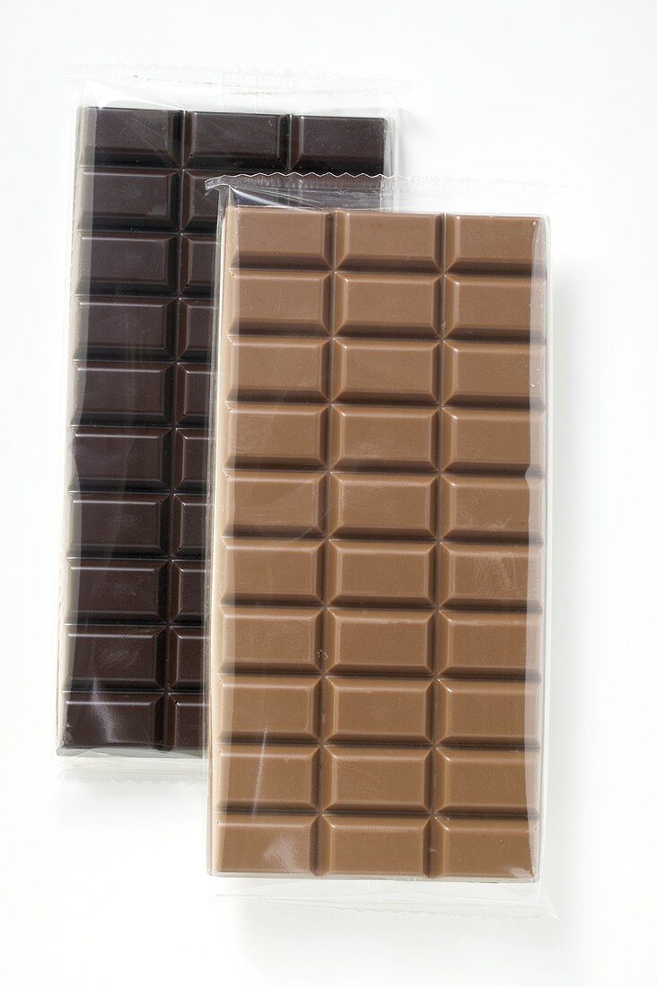 Zwei Schokoladentafeln: Zartbitter und Vollmilch