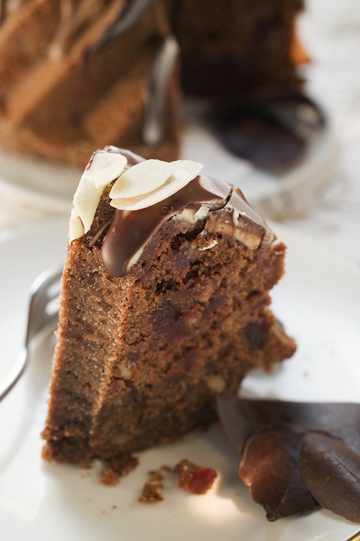 Stück Gugelhupf mit Whiskey, Schokocreme und Mandelblättchen