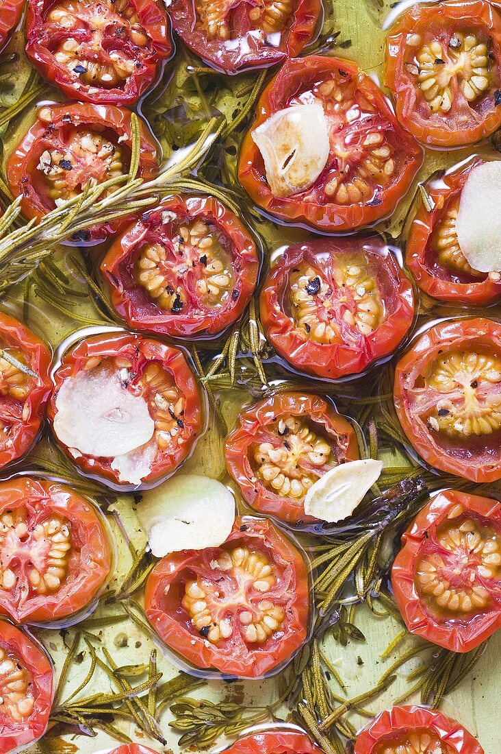 Tomaten in Olivenöl mit Knoblauch und Rosmarin