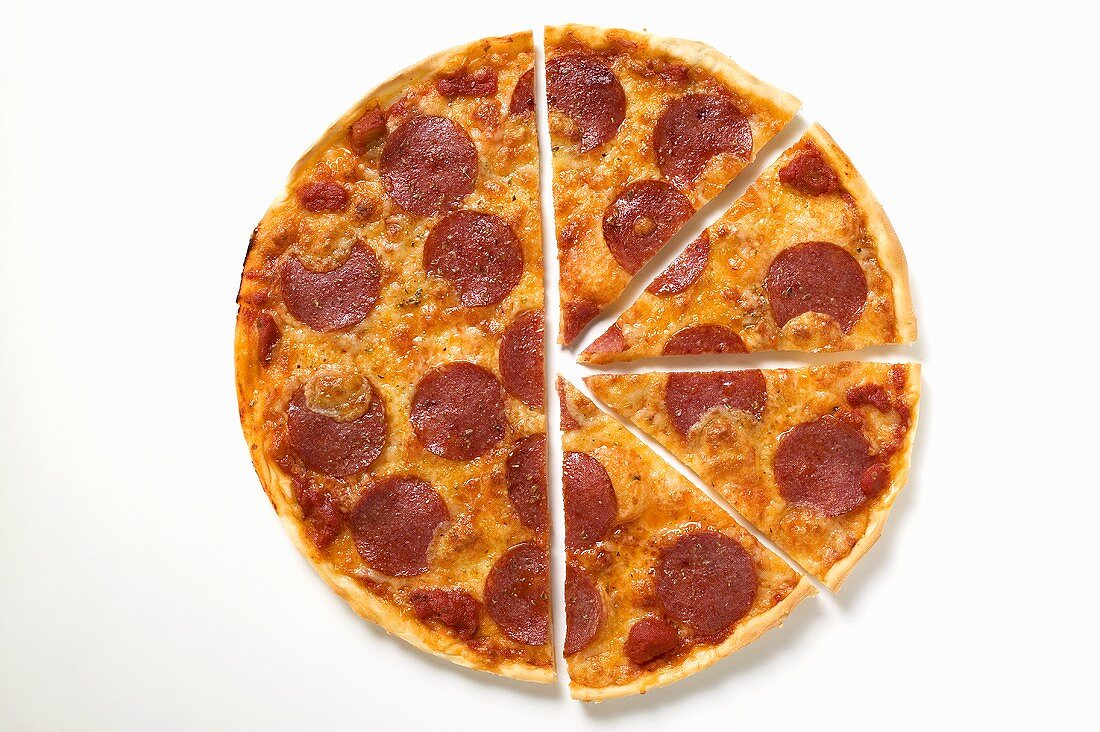 Pizza mit Peperoniwurst, zur Hälfte in Stücke geschnitten