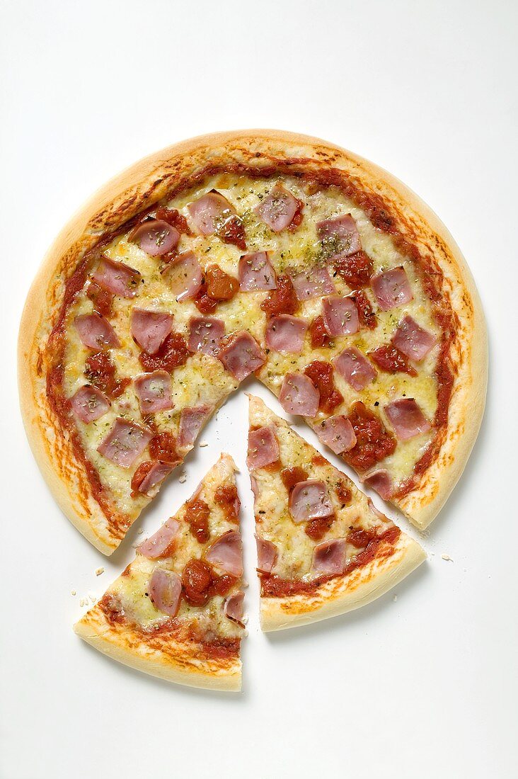 Pizza mit Schinken, Tomaten und Käse (angeschnitten)