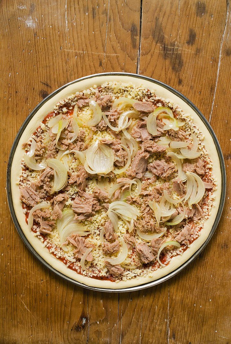 Thunfisch-Zwiebel-Pizza (ungebacken)
