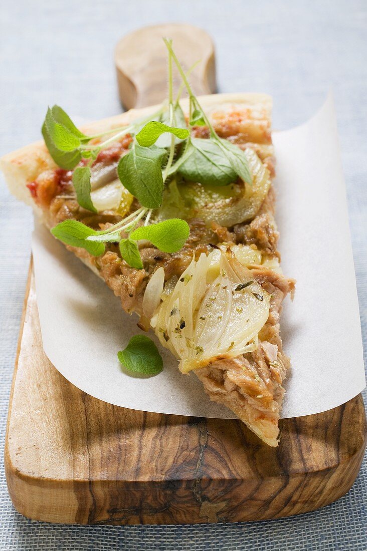 Stück Thunfisch-Zwiebel-Pizza mit frischem Oregano