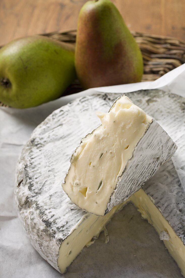 Blauschimmelkäse, Sorte Bresse Bleu (Frankreich), und Birnen