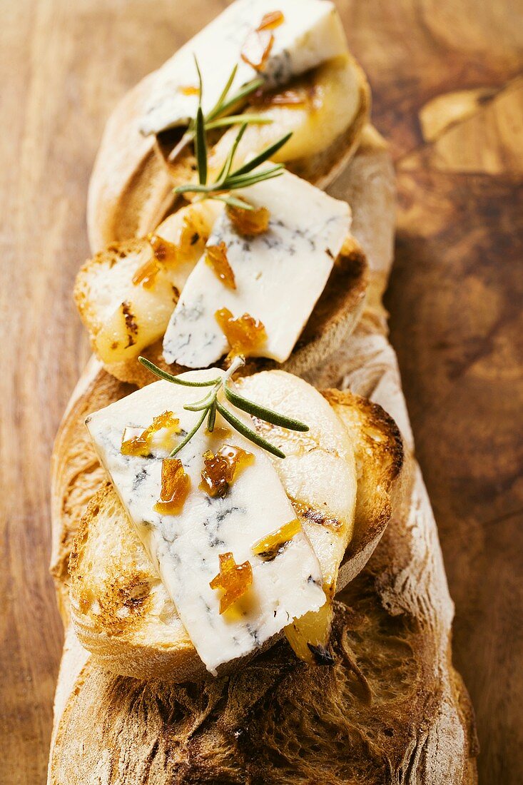 Gorgonzola mit Birne und Krokant auf Baguettescheiben