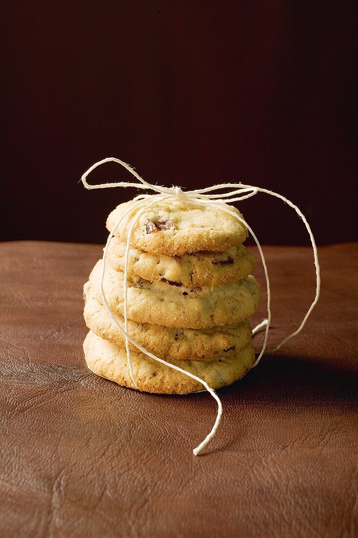 Ein Stapel Cranberry Cookies, zusammengebunden