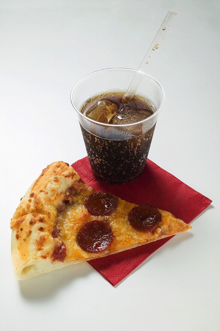 Stück Pizza mit Peperoniwurst (amerikanische Art) mit Cola