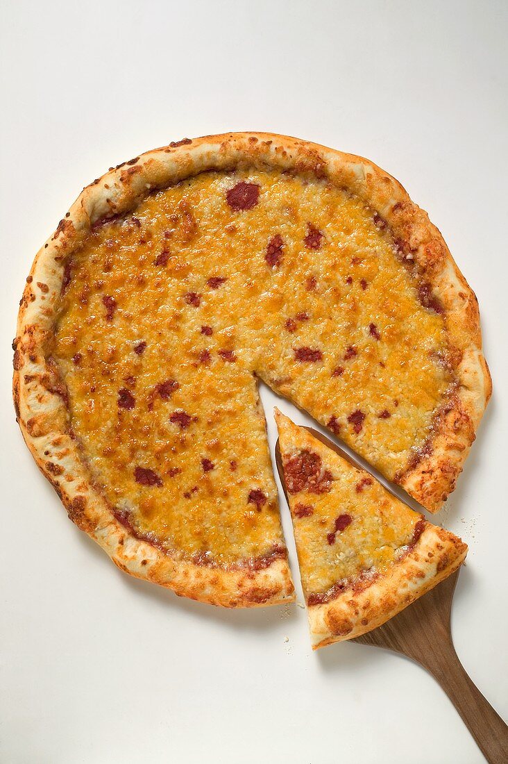 Pizza Margherita (amerikanische Art) mit Stück auf Heber