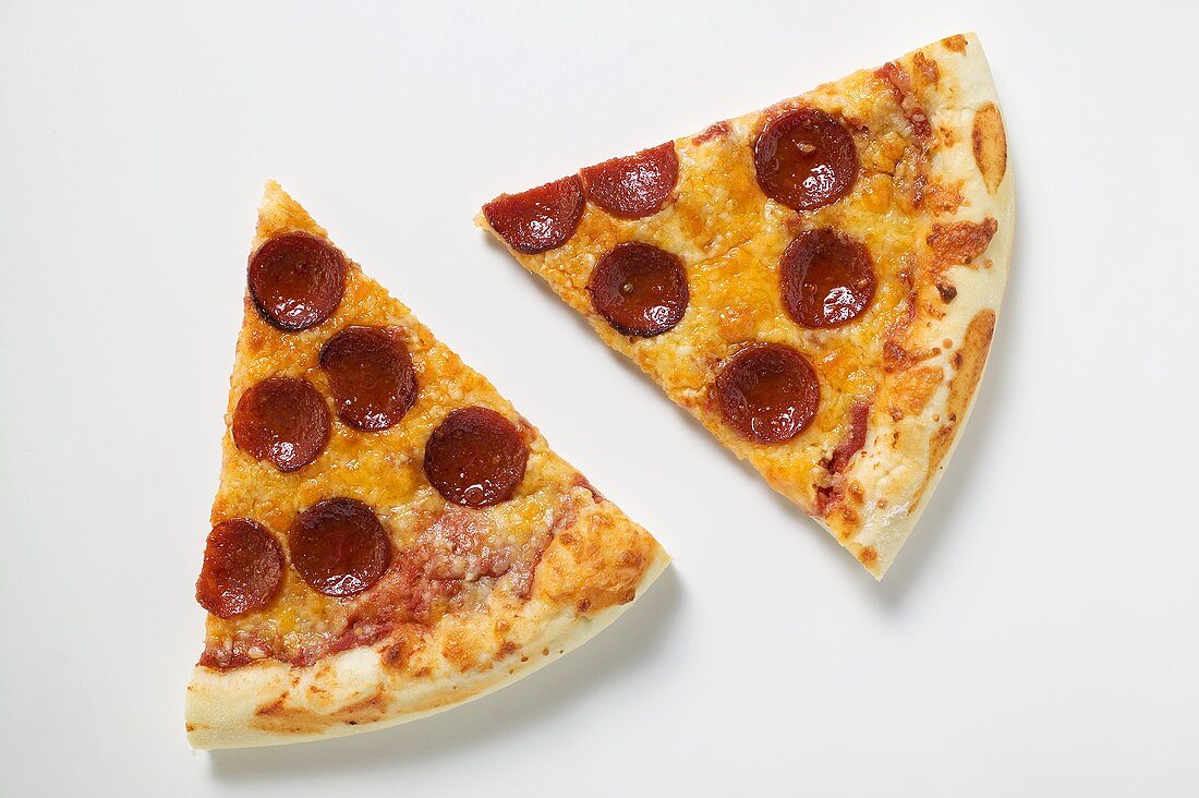 Zwei Stücke Pizza mit Peperoniwurst (amerikanische Art)