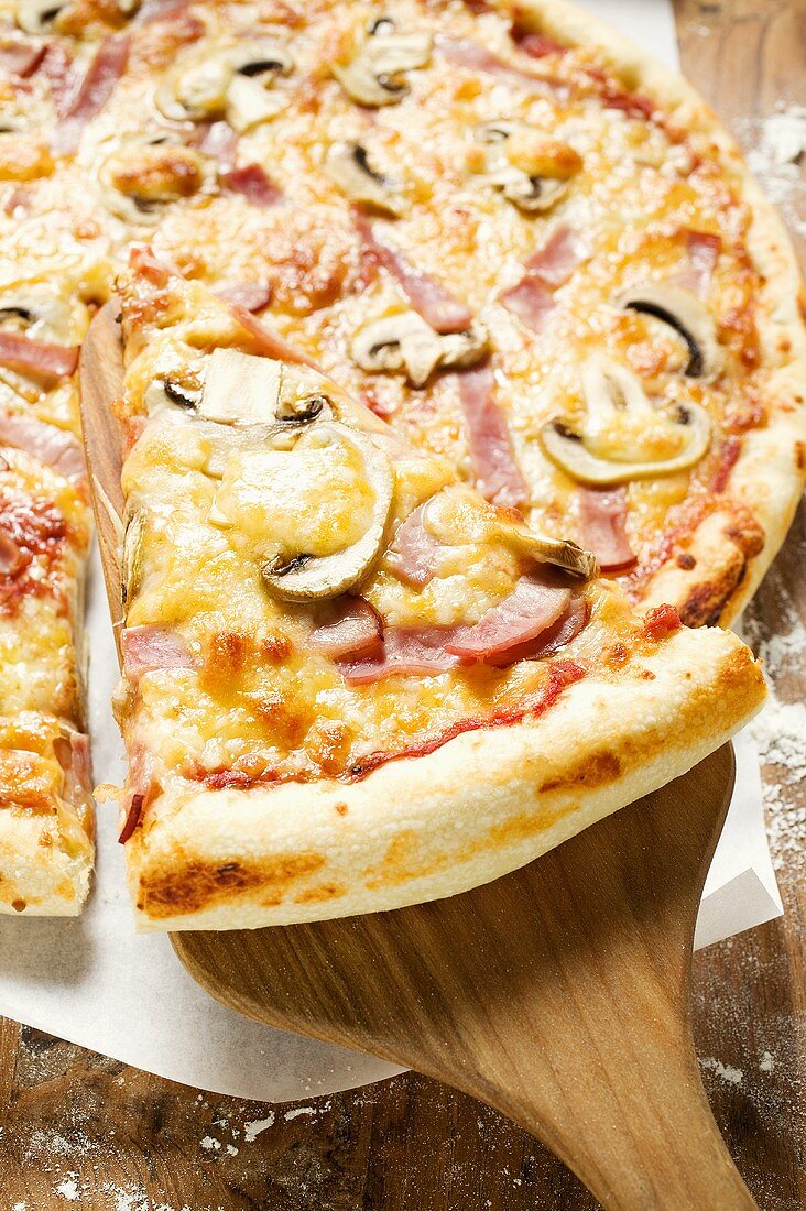 Pizza mit Schinken und Champignons (amerikanische Art)