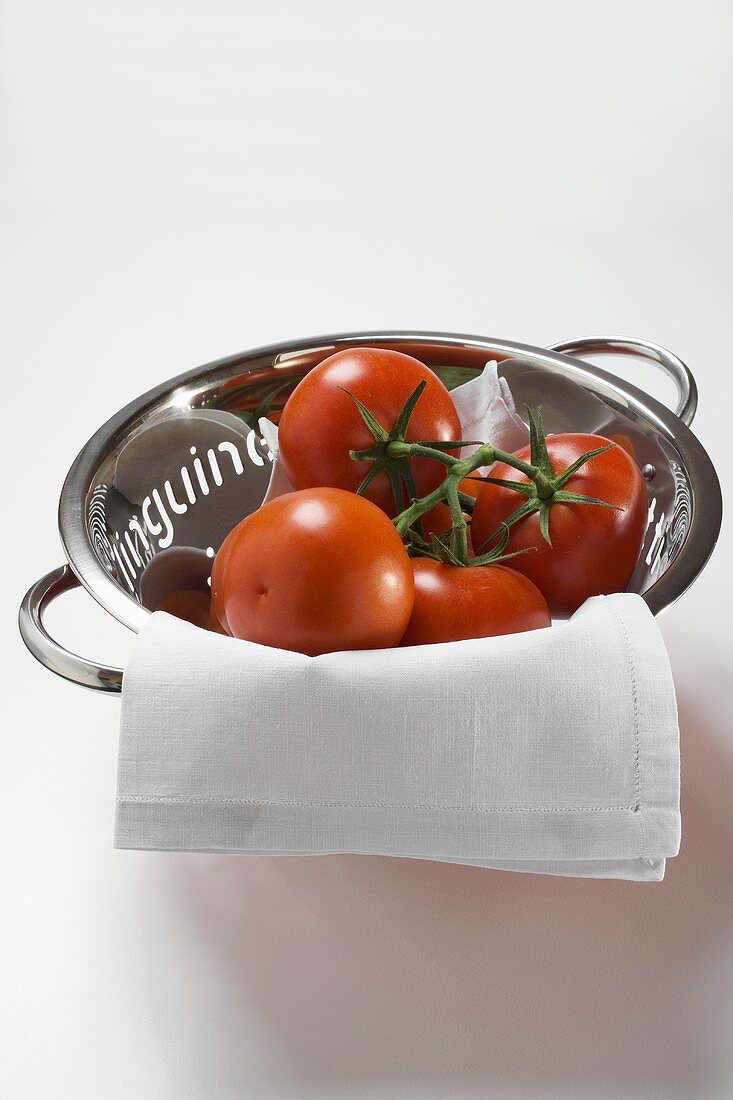 Frische Tomaten im Sieb