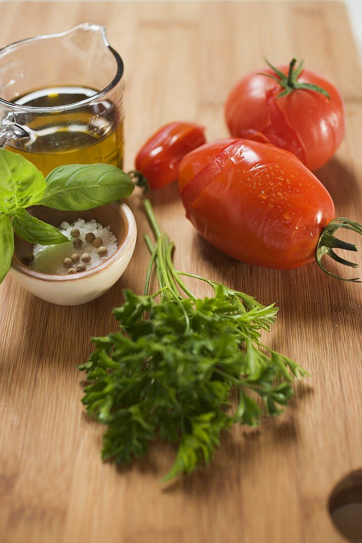 Zutaten für Tomatensauce: Tomaten, Kräuter, Olivenöl, Gewürze
