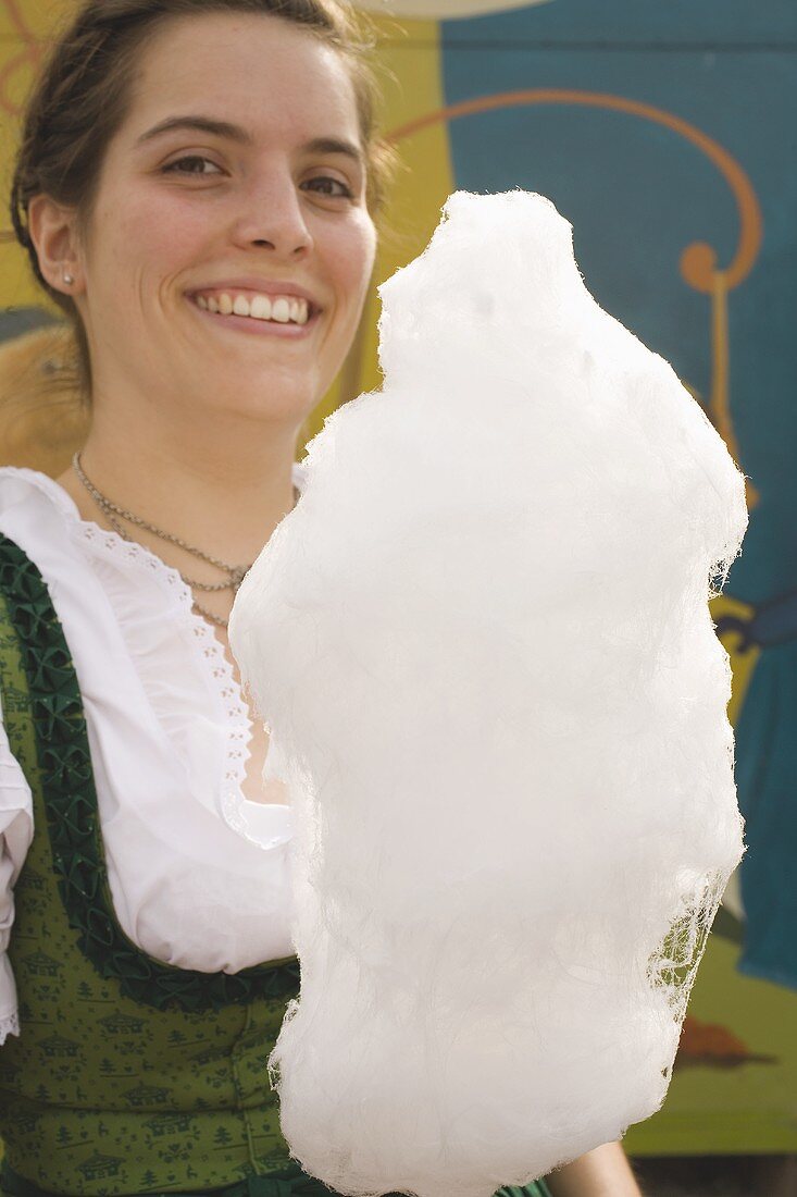 Frau hält Zuckerwatte (München, Oktoberfest)