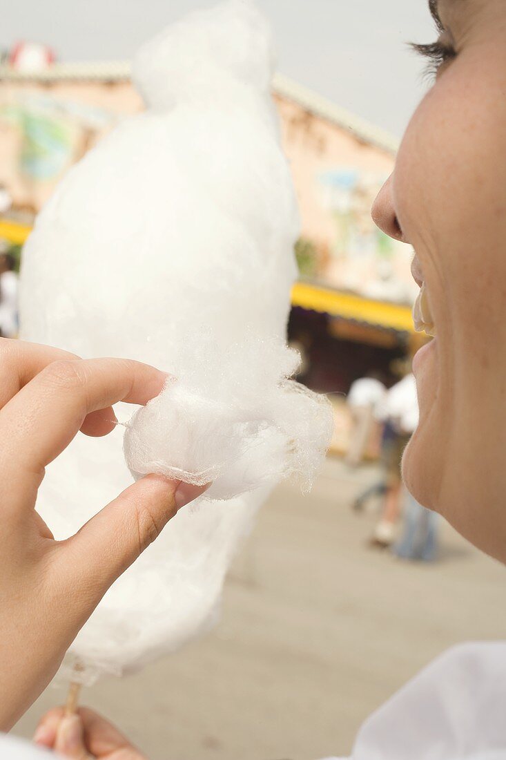 Frau isst Zuckerwatte (München, Oktoberfest)