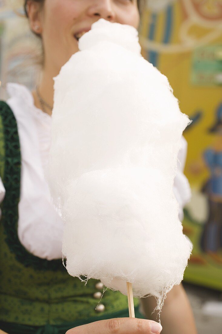 Frau isst Zuckerwatte (München, Oktoberfest)