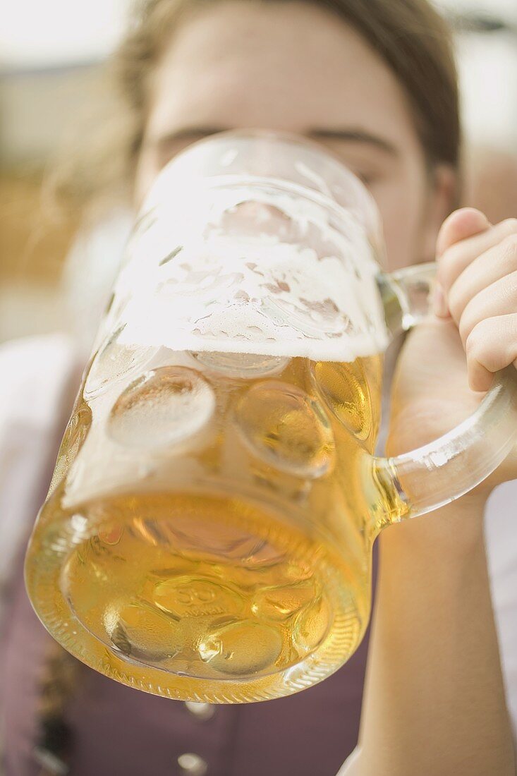 Frau trinkt Mass Bier (München, Oktoberfest)
