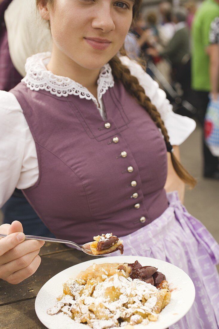 Frau isst Kaiserschmarrn (München, Oktoberfest)