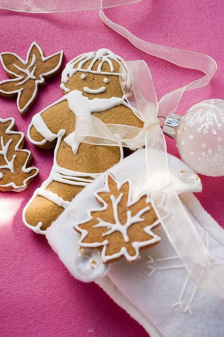 Gingerbread man and gingerbread leaves (for Christmas)
