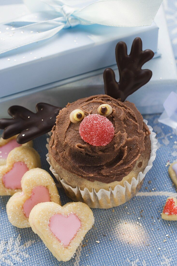 Weihnachtliches Schokomuffin und herzförmige Plätzchen